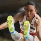 Atlet lompat jauh Indonesia, Maria Londa, melakukan lompatan saat tampil pada ajang SEA Games di Stadion Bukit Jalil, Kuala Lumpur, Jumat (25/8/2017). Maria meraih perak dengan lompatan 6,67 meter. (Bola.com/Vitalis Yogi Trisna)