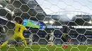 Bola tendangan pemain Argentina Lisandro Martinez tidak dapat ditepis kiper Tanjung Verde Vozinha selama pertandingan sepak bola babak 32 besar Piala Dunia antara Argentina dan Tanjung Verde di Miami Gardens, Florida, Jumat, (03/07/2026). (AP Photo/Lynne Sladky)