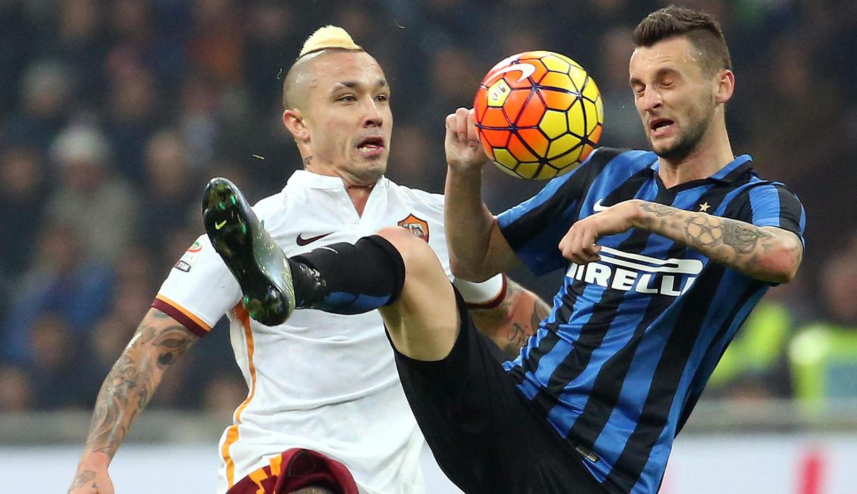 Pemain Internazionale, Marcelo Brozovic berebut bola dengan pemain AS Roma, Radja Nainggolan pada laga Serie A di Stadion San Siro, Itali, Sabtu (31/10/2015). (EPA/Matteo Bazzi)