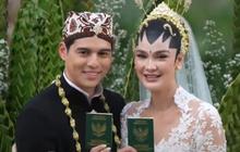 Outfit Kompak Baim Wong dan Anaknya saat Hadiri Akad Nikah Luna Maya di Bali