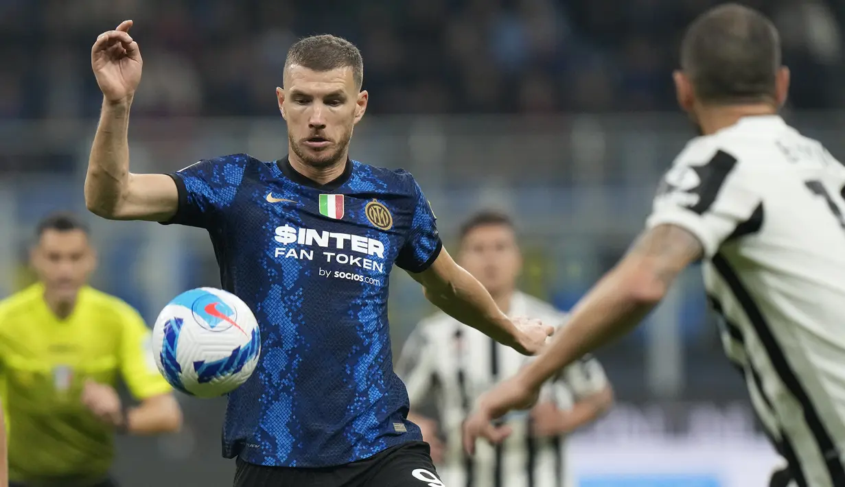 Edin Dzeko. Striker Inter Milan ini telah menginjak usia 35 tahun. Baru memperkuat Inter awal 2021/2022 usai direkrut dari AS Roma. Total tampil dalam 12 laga dengan torehan 8 gol dan 3 assist. Bersama Roma, ia tampil dalam 260 laga dengan torehan 119 gol dan 55 assist. (AP/Luca Bruno)