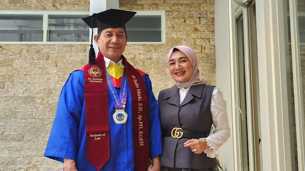 Suami Wisuda Sarjana Hukum, Nini Carlina Bangga