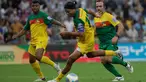 Mantan pemain timnas Brasil dan Barcelona, Ronaldinho Gaucho saat bermain dalam laga eksibisi di stadion Maracana, Rio de Janeiro, Minggu, 26 Mei 2024. (AP Photo/Bruna Prado)