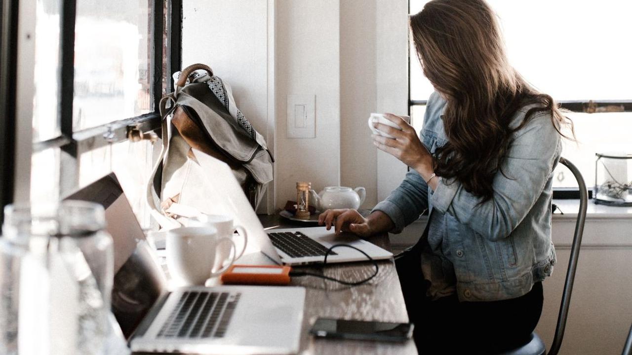 Bahkan, banyak perusahaan yang kini menerapkan sistem bekerja hybrid (bisa di rumah atau di kantor), hingga kerja di mana saja (work from anywhere).