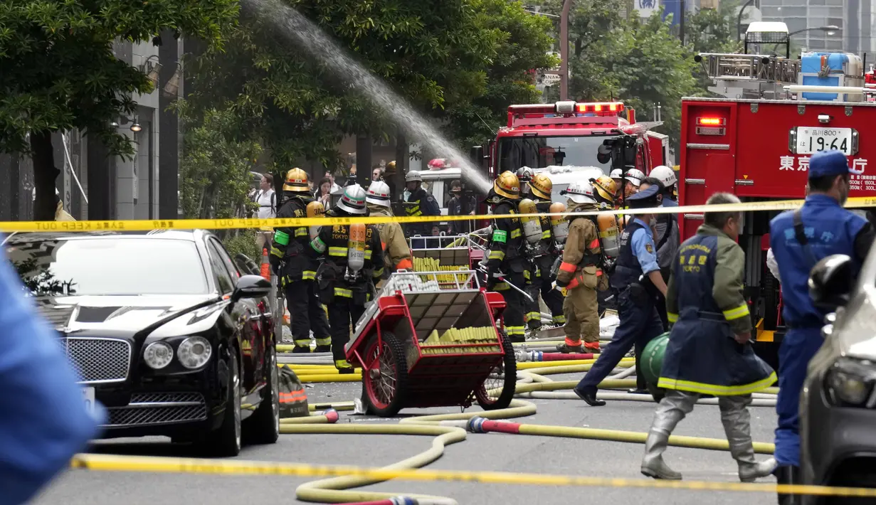 <p>Ledakan merupakan imbas dari kebakaran di sebuah distrik Shimbashi, sekitar pukul 15.20 waktu setempat. Api dan asap muncul dari lantai dua sebuah ledung di sana. (AP Photo/Eugene Hoshiko)</p>