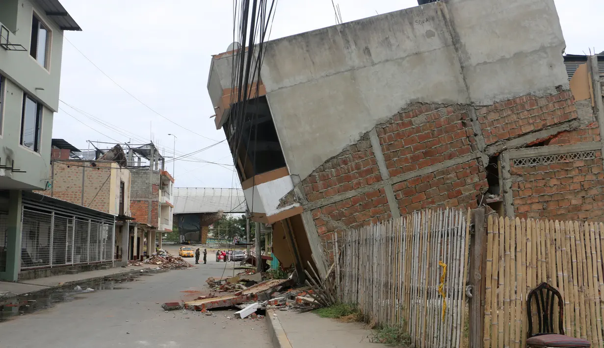 Sebuah rumah mengalami kerusakan setelah gempa susulan 6,8 SR mengguncang Pantai Utara Ekuador, Rabu (18/5). Sebelumnya, gempa 6,7 SR mengguncang pesisir Pasifik di Ekuador yang mengakibatkan kerusakan ringan di kawasan tersebut. (REUTERS/Patricio Ramos)