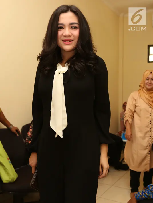 Penyanyi Vicky Shu menghadiri persidangan kasus penipuan First Travel di Pengadilan Negeri Depok, Rabu (14/3). Vicky Shu juga pernah diperiksa di Bareskrim Polri terkait kasus ini pada 2 Oktober 2017. (Kapanlagi/Budy Santoso)