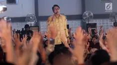 Motivator Ulung, Tung Desem Waringin saat memberikan motivasi dan berinteraksi dengan para peserta EGTC di gelaran Emtek Goes To Campus 2017 di Universitas Telkom, Bandung, Kamis (30/11). (Liputan6.com/Helmi Fithriansyah)