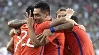 Selebrasi para pemain Cile setelah Eduardo Vargaz menjebol jala Meksiko pada babak perempatfinal Copa America 2016. (AFP)