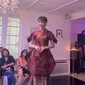 Salah satu karya cheongsam batik karya Tina Andrean yang dipamerkan dalam fashion show 'Indahnya Wastra Indonesia' pada Selasa (29/10/2019). (dok. Liputan6.com/Novi Thedora).