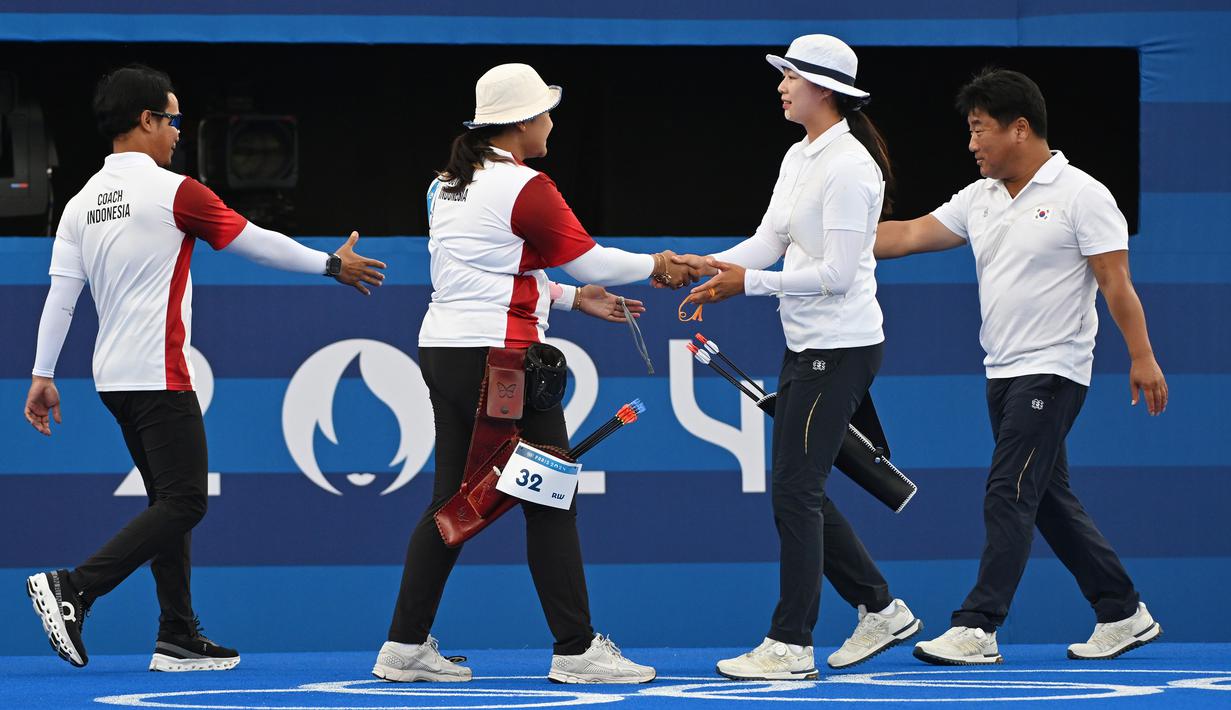<p>Atlet panahan putri Indonesia, Rezza Octavia (kedua kiri) menyalami lawannya, wakil Korea Selatan Lim Si-hyeon usai kalah 0-6 pada babak 32 besar nomor individual putri cabor panahan Olimpiade Paris 2024 di Les Invalides Arena, Paris, Kamis (1/8/2024). (Dok. NOC Indonesia/Antara/Wahyu Putro A)</p>