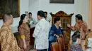 Menteri Koordinator Bidang Pembangunan Manusia dan Kebudayaan, Puan Maharani (kiri kedua) berbincang dengan Mendikbud Anies Baswedan (kiri keempat) sesaat sebelum rapat terbatas kabinet di Istana Bogor, Senin (16/2/2015). (Liputan6.com/Faizal Fanani)