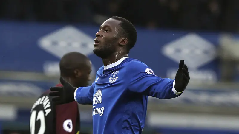 Selebrasi Romelu Lukaku usai membawa Everton unggul 1-0 atas Manchester City