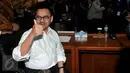 Menteri ESDM Sudirman Said mengacungkan jempol sebelum sidang pemeriksaan perkara Setya Novanto di ruang MKD, Kompleks Parlemen Senayan, Jakarta, Rabu (2/12) . Sudirman dimintai keterangan seputar pencatutan nama Presiden. (Liputan6.com/Johan Tallo)