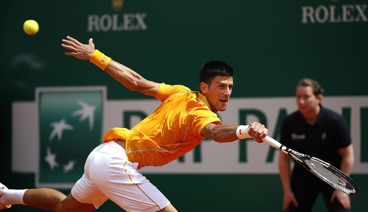 Djokovic coba mengembalikan bola kepada Cilic pada babak perempat final Monte Carlo Masters.(REUTERS/Eric Gaillard)