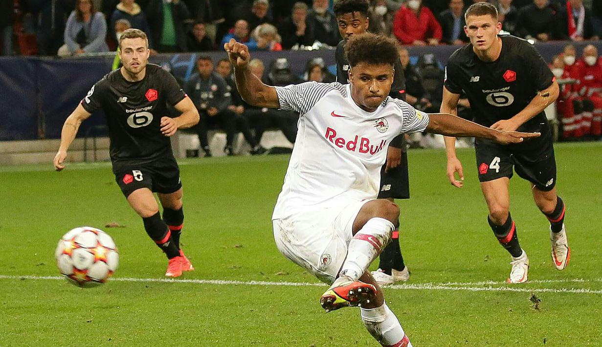 Karim Adeyemi. Striker Jerman berusia 20 tahun ini baru saja didatangkan Borussia Dortmund dari RB Salzburg dengan nilai transfer 30 juta euro atau setara Rp574 miliar dengan durasi kontrak hingga Juni 2027. Ia diplot untuk menjadi suksesor Erling Haaland yang hijrah ke Manhcester City. Selama 3 musim berseragam RB Salzburg, ia total tampil dalam 91 laga di semua ajang dengan torehan 33 gol dan 21 assist. (AFP/APA/Krugfoto)