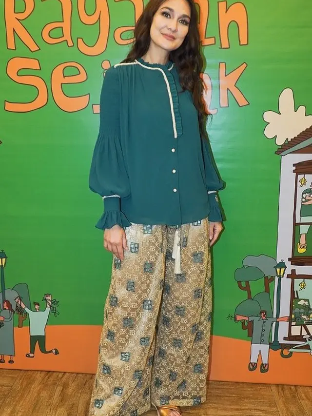 Model Rambut Panjang Bergelombang ala Luna Maya