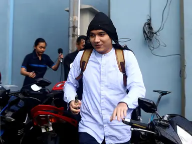 Egi John usai menghadiri acara di kawasan Kapten Tendean, Jakarta, Kamis (15/9). Egi John berusaha menghindari wartawan yang hendak mewawancarainya. (Liputan6.com/Herman Zakharia)