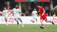 Pemain Timnas Indonesia, Thom Haye (kanan) menguasai bola di depan pemain Irak, Bashar Resan pada laga Grup F putaran kedua Kualifikasi Piala Dunia 2026 zona Asia di Stadion Utama Gelora Bung Karno (SUGBK), Senayan, Jakarta, Kamis (6/6/2024). (Bola.com/M Iqbal Ichsan)