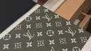 Tas ini disertai cetakan motif monogram, dan tersedia dalam berbagai warna yang atraktif. Namun, kreasi Creative Director Pharrell Williams ini kaya akan detail pada berbagai bagian tas. Mulai dari hardware keemasan, lapisan lining dari bahan lambskin, hingga plakat eksklusif di bagian dalam tas.  / Foto dok : Fimela.com.