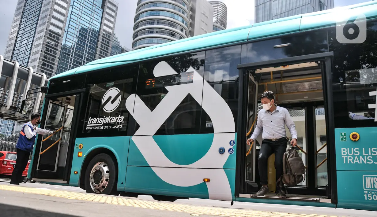 Warga turun dari bus listrik Transjakarta di Jalan Jenderal Sudirman, Jakarta, Senin (20/2/2023). Transjakarta diketahui telah melakukan pengadaan 100 unit bus listrik pada 2022. (merdeka.com/Iqbal S Nugroho)