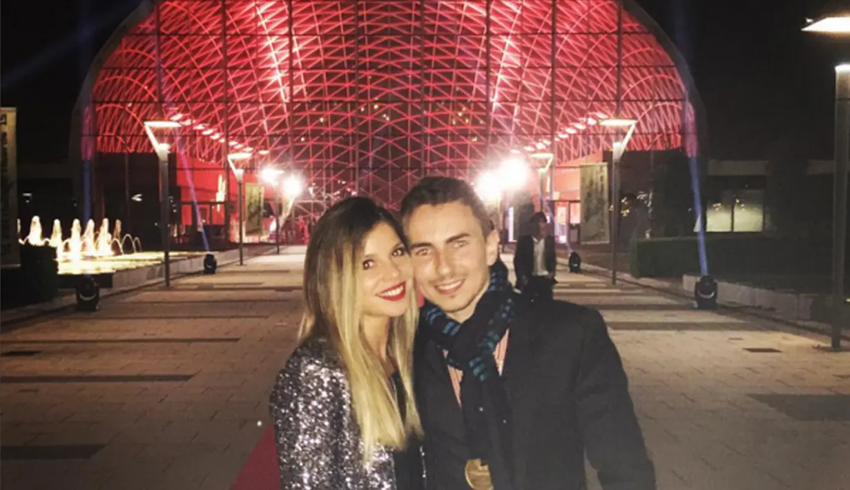 Jorge Lorenzo bersama sang kekasih di FIM Awards, Spanyol, Minggu(8/11/2015). (Foto/Instagram)