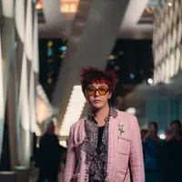 G-Dragon, ikon mode sekaligus Global Ambassador untuk CHANEL, tampil dengan gaya yang tak terlupakan saat menghadiri acara CHANEL Cruise 2024/25 Collection di Hong Kong. [Dok/Chanel].