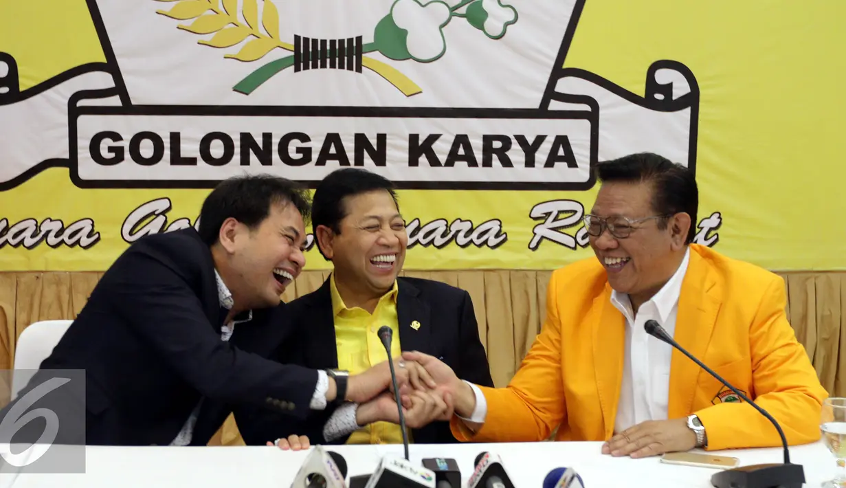 Ketum Partai Golkar Setya Novanto (tengah) di dampingi Ketum PPK Kosgoro Agung Laksono (kanan), Waketum PPK Kosgoro Aziz Syamsuddin (kiri) saat acara penandatanganan nota kesepakatan di Kantor DPP Golkar, Jakarta, Kamis (19/1). (Liputan6.com/JohanTallo)