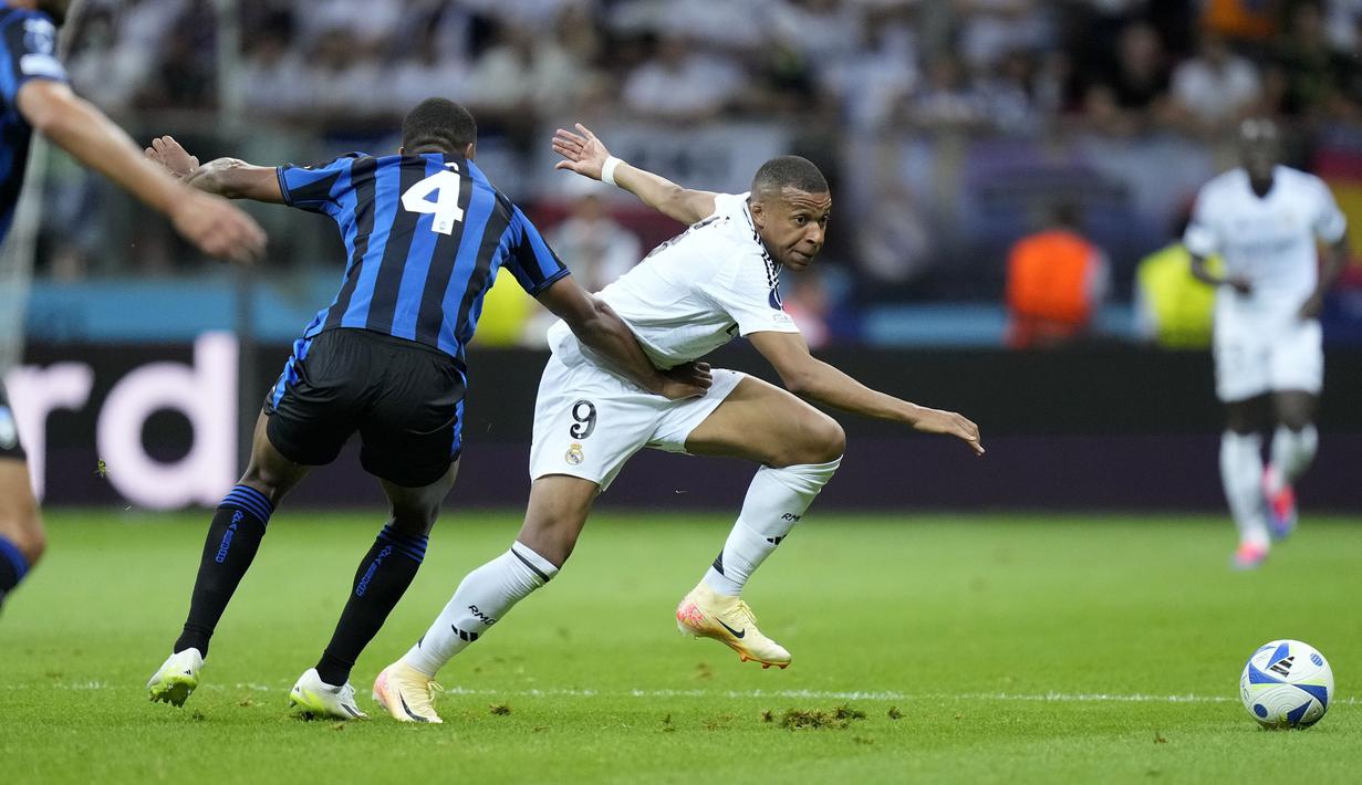 Striker Real Madrid, Kylian Mbappe (kanan) berusaha melewati adangan bek Atalanta, Isak Hien pada laga Piala Super Eropa 2024 di Narodowy Stadium, Warsawa, Polandia, Rabu (14/8/2024). (AP Photo/Darko Bandic)