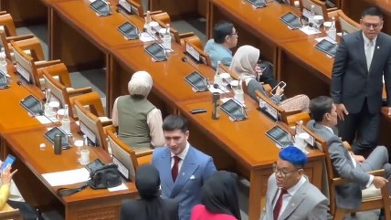 7 Potret Verrell Bramasta yang Kini Jadi Anggota DPR, Tampil Gagah Hadir di Rapat Paripurna