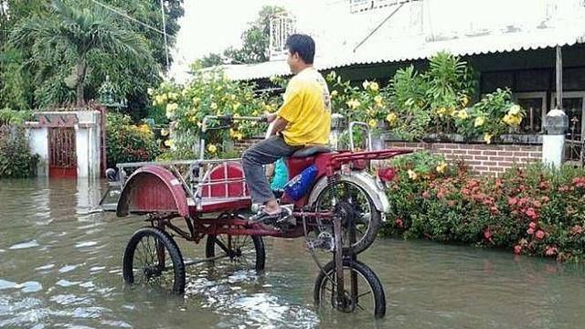 6 Kelakuan Bapak-bapak saat Kebanjiran Ini Bikin Geleng Kepala