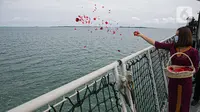 Pramugari mengikuti prosesi tabur bunga di lokasi jatuhnya pesawat Sriwijaya Air SJ 182 di perairan Kepulauan Seribu, Jumat (22/1/2020). Sebanyak 50 orang perwakilan keluarga melakukan tabur bunga sebagai penghormatan terakhir kepada para korban kecelakaan pesawat. (Liputan6.com/Faizal Fanani)