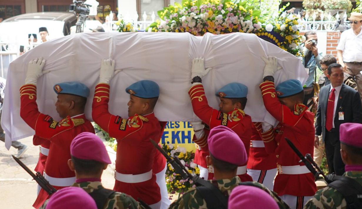 Anggota Pasukan Paspampres membawa jenazah Presiden ke-3 RI Bacharuddin Jusuf Habibie saat prosesi penyerahan jenazah kepada negara di Patra Kuningan, Jakarta, Kamis (12/9/2019). Jenazah BJ Habibie diberangkatkan ke Taman Makam Pahlawan Kalibata untuk dimakamkan. (Liputan6.com/Immanuel Antonius)