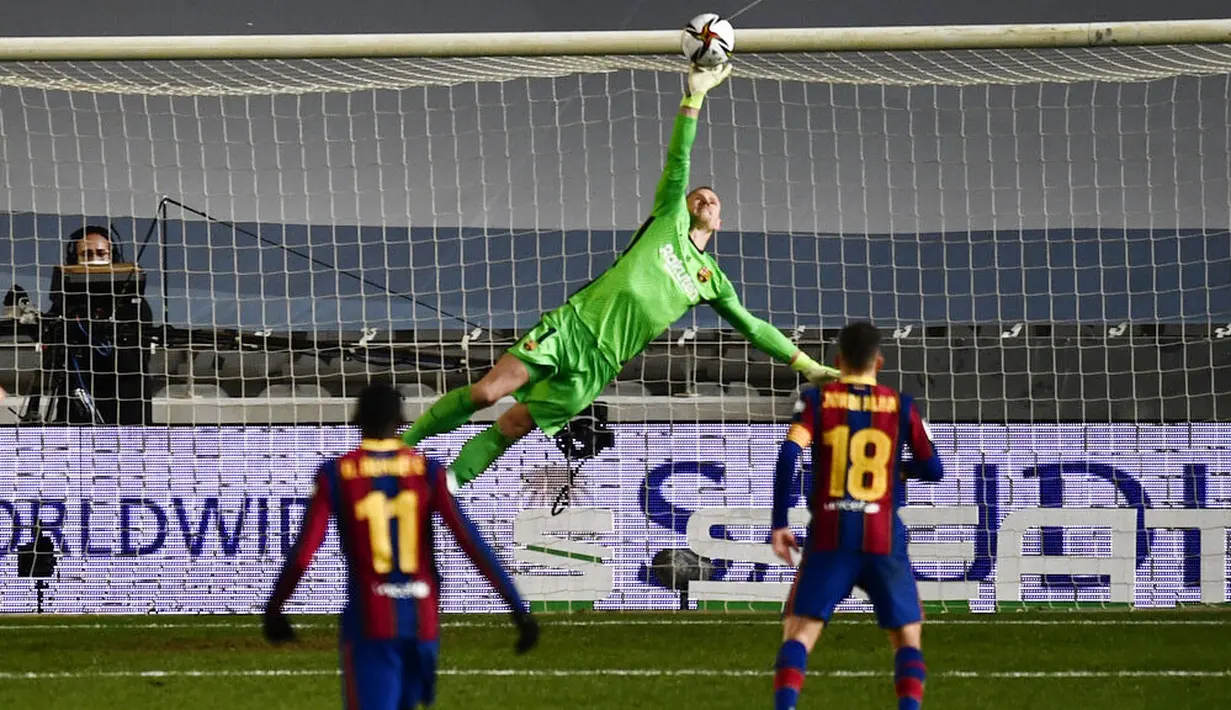 Kiper Barcelona, Marc-Andre ter Stegen, menepis bola saat melawan Real Sociedad pada laga semifinal Piala Super Spanyol di Stadion Nuevo Arcangel, Rabu (13/1/2021). Barcelona menang adu penalti dengan skor 3-2. (AP/Jose Breton)