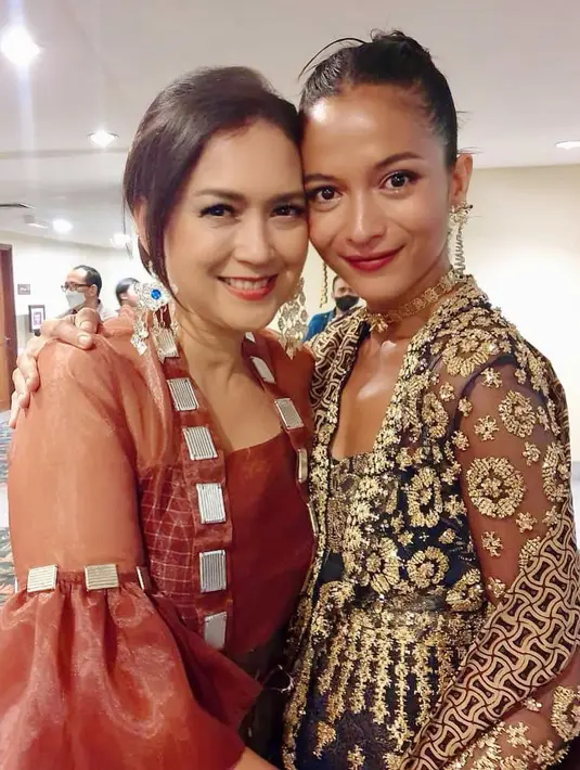 Aksesori yang dikenakan Putri Marino menambah kesan eksotif pada penampilannya di Piala Citra. Ia mengenakan kalung emas dan anting dari Tulola. [instagram/irawbw]