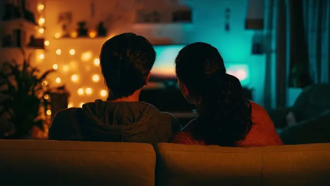 Sepasang kekasih sedang menonton film (Foto Dok: Freepik/hillhoney525)