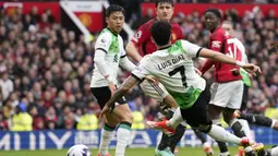 Gelandang Liverpool, Luis Diaz mencetak gol pertama timnya ke gawang Manchester United pada laga pekan ke-32 Premier League 2023/2024 di Old Trafford Stadium, Manchester, Minggu (7/4/2024). (AP Photo/Dave Thompson)