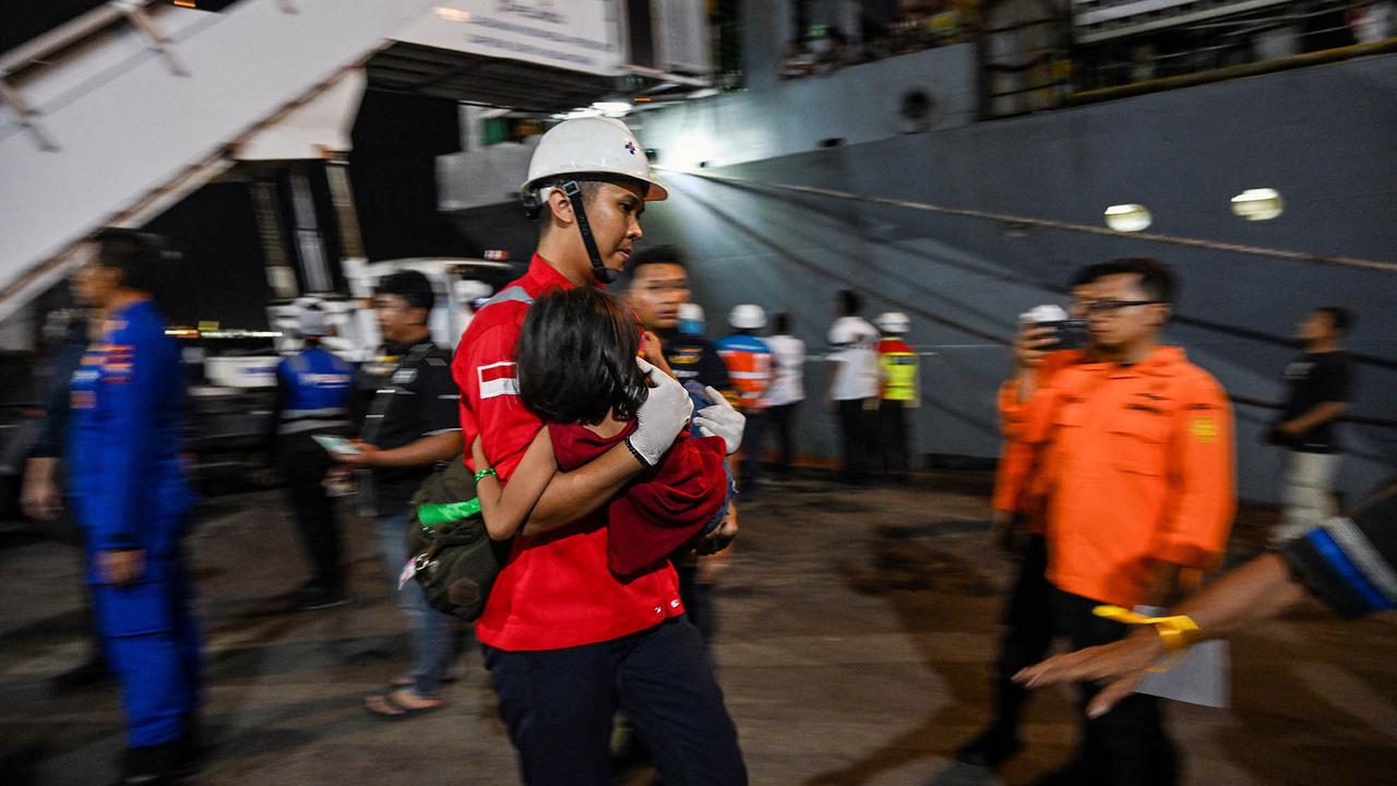 Ratusan Penumpang KM Mutiara Sentosa II Tiba di Surabaya