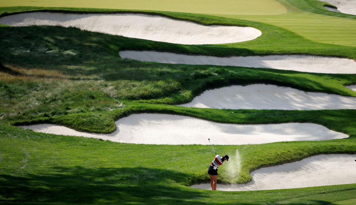 In Gee Chun memukul bola dalam babak ketiga Turnamen Golf Wanita AS Terbuka di Lancaster Country Club, AS. (11/7/2015). (AP Photo/Gene J. Puskar)