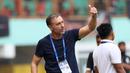 <p>Pelatih Persija Jakarta, Thomas Jens Uwe Doll memberikan instruksi dari pinggir lapangan saat pertandingan lanjutan pekan ke-25 BRI Liga 1 2022/2023 melawan Bhayangkara FC yang berlangsung di Stadion Wibawa Mukti, Cikarang, Jawa Barat, Kamis (16/2/2023). (Bola.com/Ikhwan Yanuar)</p>