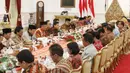 Sejumlah pimpinan lembaga negara memenuhi undangan pertemuan di Istana Merdeka Jakarta Pusat, Selasa (14/3). Selain silaturahim, Jokowi pun sempat membahas tentang keadaan ekonomi Indonesia saat ini dalam pertemuan tersebut. (Liputan6.com/Angga Yuniar)