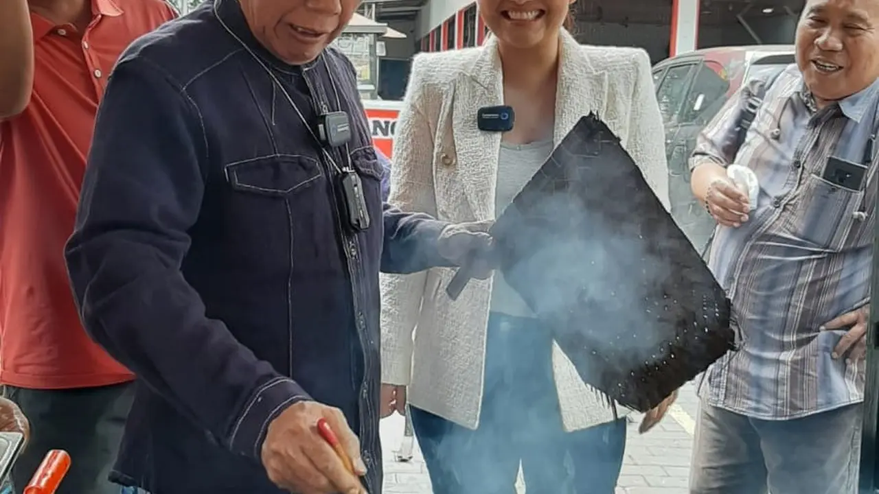 Camel Petir ikut bersantap ikan bakar bersama Mantan Gubernur DKI Jakarta Sutiyoso di sebuah warung pinggir jalan.