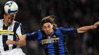 Inter Milan&#039;s Swedish forward Zlatan Ibrahimovic (R) jumps for the ball with Juventus defender Giorgio Chiellini during their Italian Serie A football match on April 18, 2009 at the Olympic Stadium in Turin. 