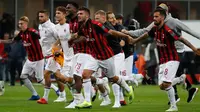 Pemain AC Milan merayakan kemenangan atas AS Roma dalam Serie A Italia di Stadion San Siro, Milan, Jumat (31/8). AC Milan menaklukkan AS Roma dengan skor 2-1. (AP Photo/Antonio Calanni)