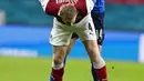 Pemain Italia Federico Chiesa (kanan) berebut bola dengan pemain Austria Martin Hinteregger pada pertandingan babak 16 besar Euro 2020 di Stadion Wembley, London, Inggris, Sabtu (26/6/2021). Italia menang 2-1. (AP Photo/Frank Augstein, Pool)
