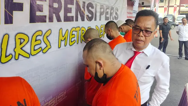 Wakasat Reskrim Polres Metro Depok AKP Nirwan Pohan saat menanyakan salah satu pelaku penganiaya tahanan kasus pemerkosaan hingga meninggal dunia di Polres Metro Depok.