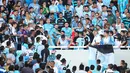 Seorang fans dari tim Belgrano, Emanuel Balbo diserang penonton lain sebelum jatuh dari tribun Stadion Belgrano, Kota Cordoba di Argentina, 15 April 2017. Balbo didorong dari ujung tribun hingga jatuh dari ketinggian lima meter. (NICOLAS AGUILERA/AFP)