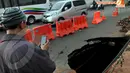 Jalan Jenderal Sudirman, Jakarta Selatan (Jaksel) dekat halte busway Polda Metro Jaya, amblas 2,5 m. Kamis (10/4/2014)  (Liputan6.com/Johan Tallo).