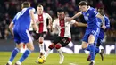 Gelandang Southampton, Carlos Alcaraz berebut bola dengan bek Leicester City Harry Souttar pada pekan ke-26 Liga Premier League Inggris di St. Mary's Stadium, Southampton, Minggu (5/3/2023) dini hari WIB. Tuan rumah berusaha untuk bangkit kembali dari kekalahan mengecewakan mereka di putaran kelima Piala FA. (Andrew Matthews/PA via AP)