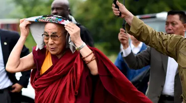 Pemimpin spiritual Tibet, Dalai Lama tiba menghadiri acara Glastonbury Festival, Inggirs, (28 /6/2015). Dalai Lama akan berulang tahun yang ke-80 pada 6 Juli 2015 nanti. Namun ia merayakannya lebih awal di Glastonbury Festival. (REUTERS/Dylan Martinez)